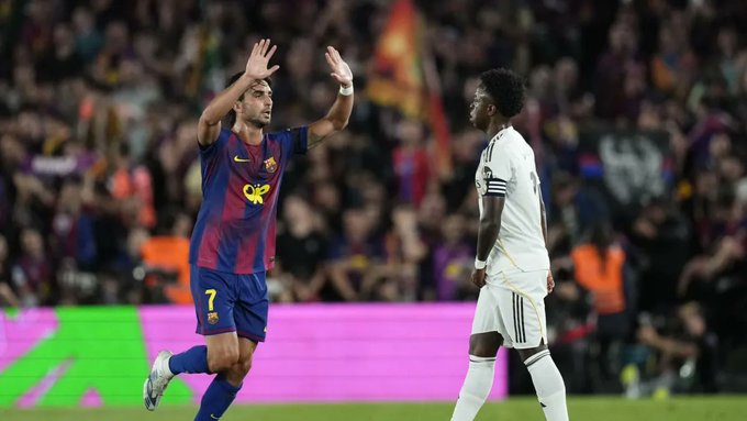 Jugador del FC Barcelona celebrando el título de LaLiga tras vencer al Real Madrid