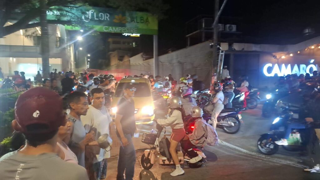 Manifestantes del conjunto residencial Flor Alba Campestre realizaron bloqueo en la vía Mirolindo, denunciando que completan varios días sin el servicio de agua