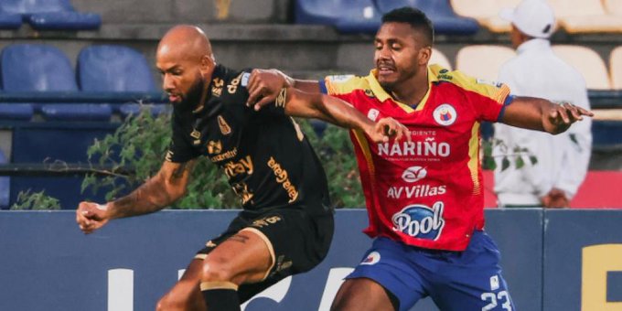 Jugador del Deportes Tolima y psto disputando el balon