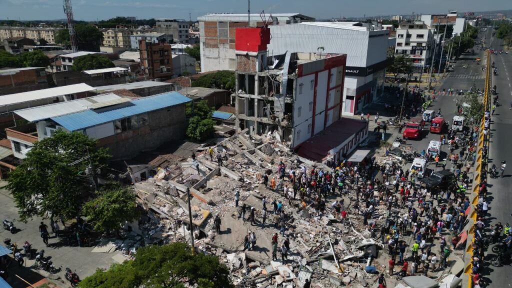 Vista aérea del motel Molina Rosa, una estructura de cuatro pisos que se derrumbó parcialmente en el Sur de Cali